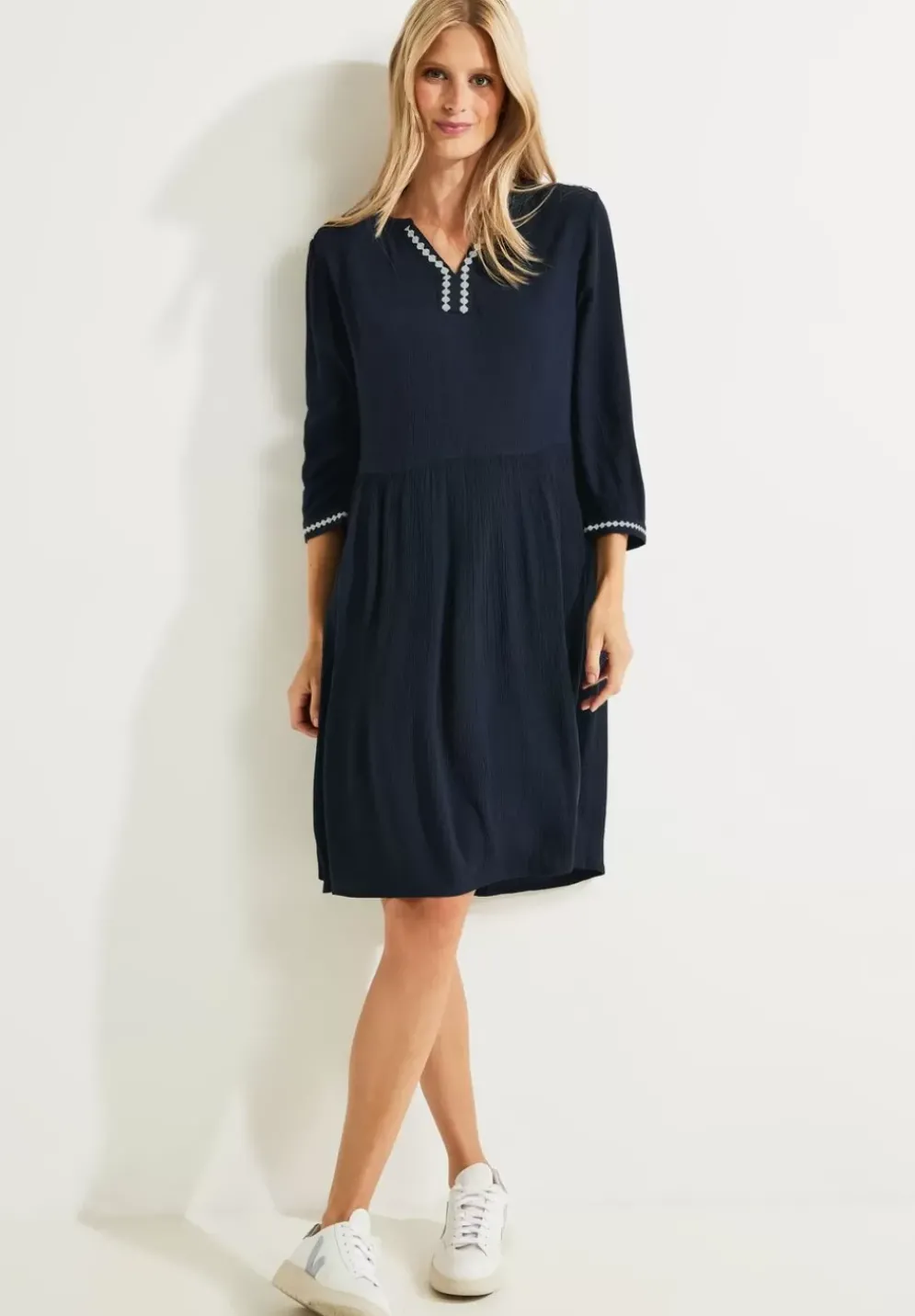 Besticktes Kleid In Unifarbe