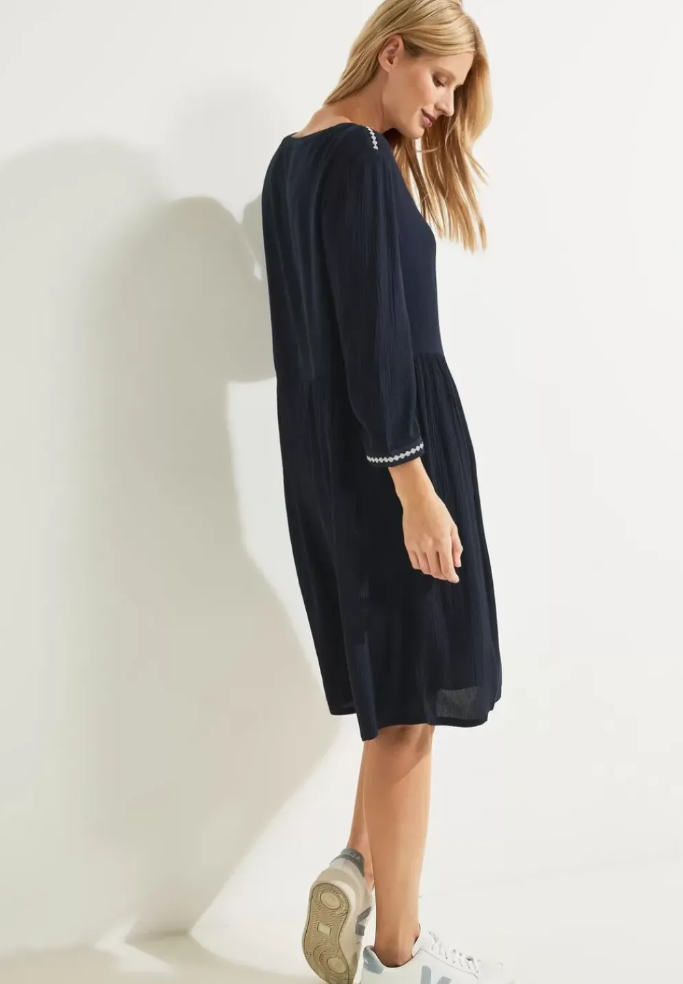 Besticktes Kleid In Unifarbe