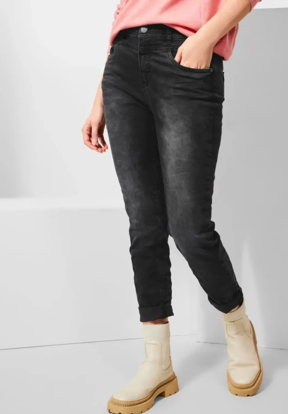 Casual Fit Mom Jeans