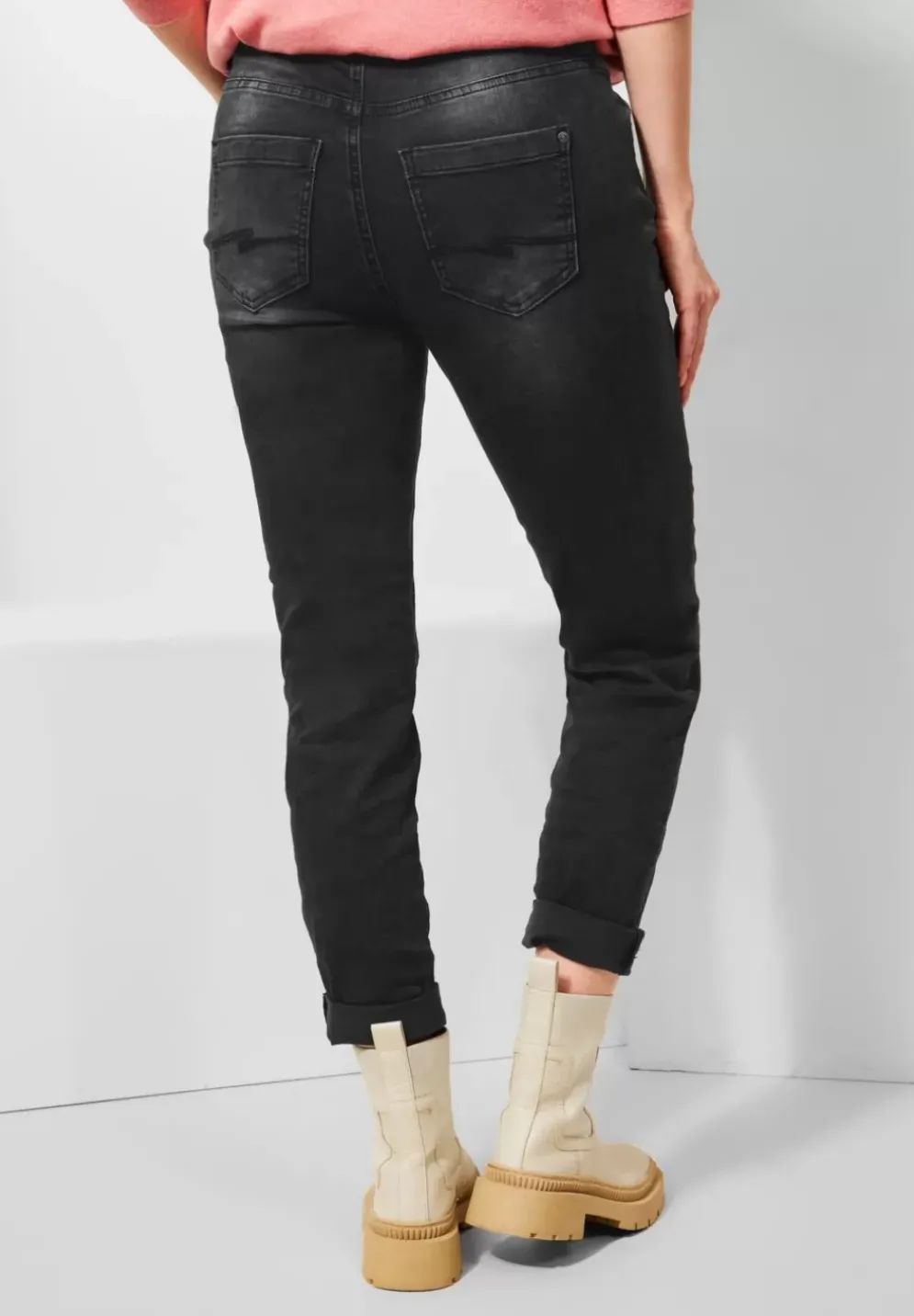 Casual Fit Mom Jeans