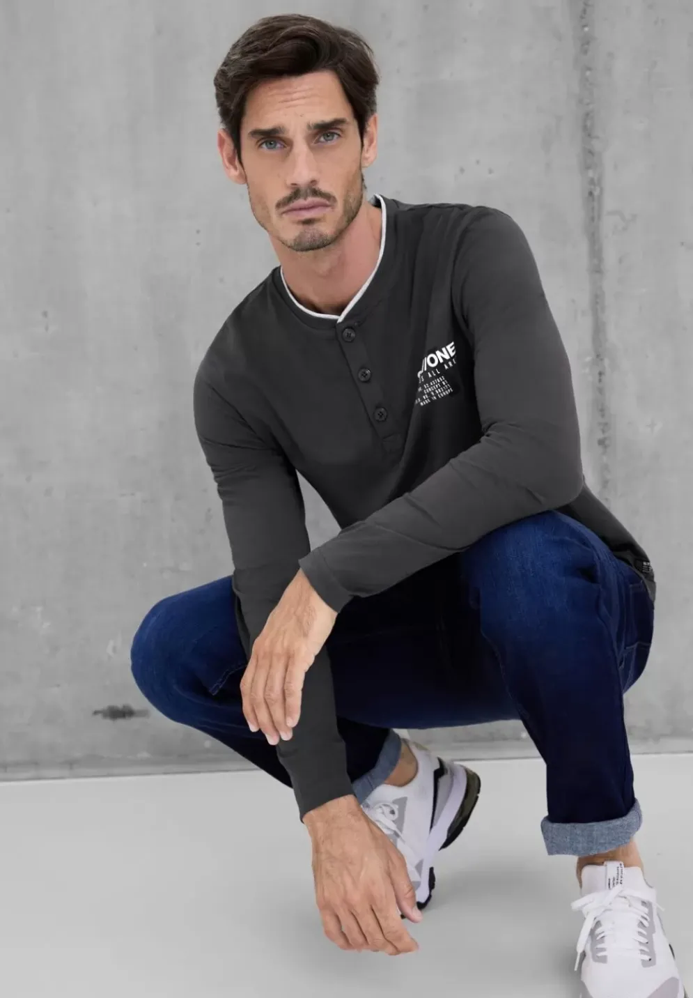 Henleyshirt Mit Brustprint