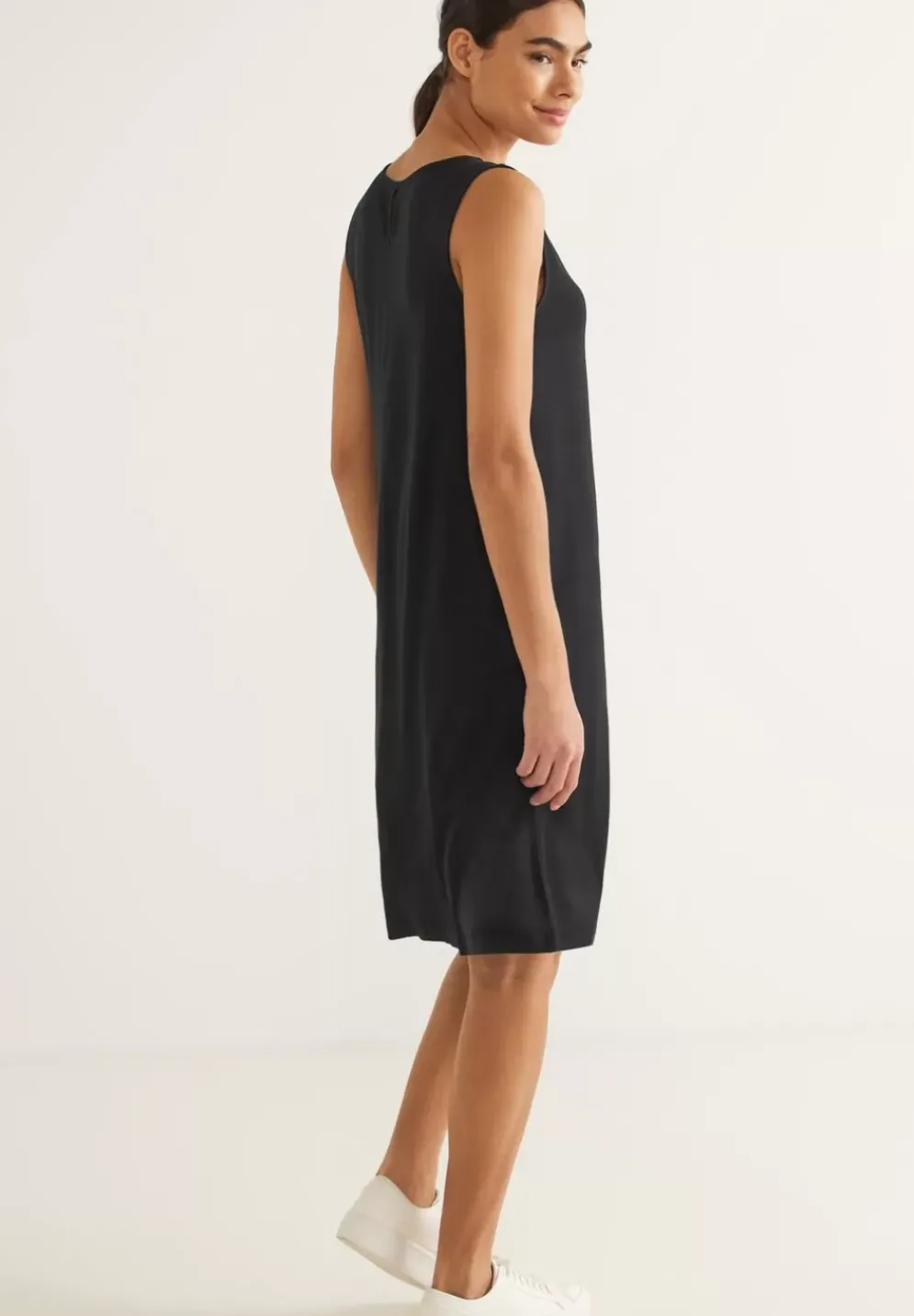 Kleid In Moderater Lange