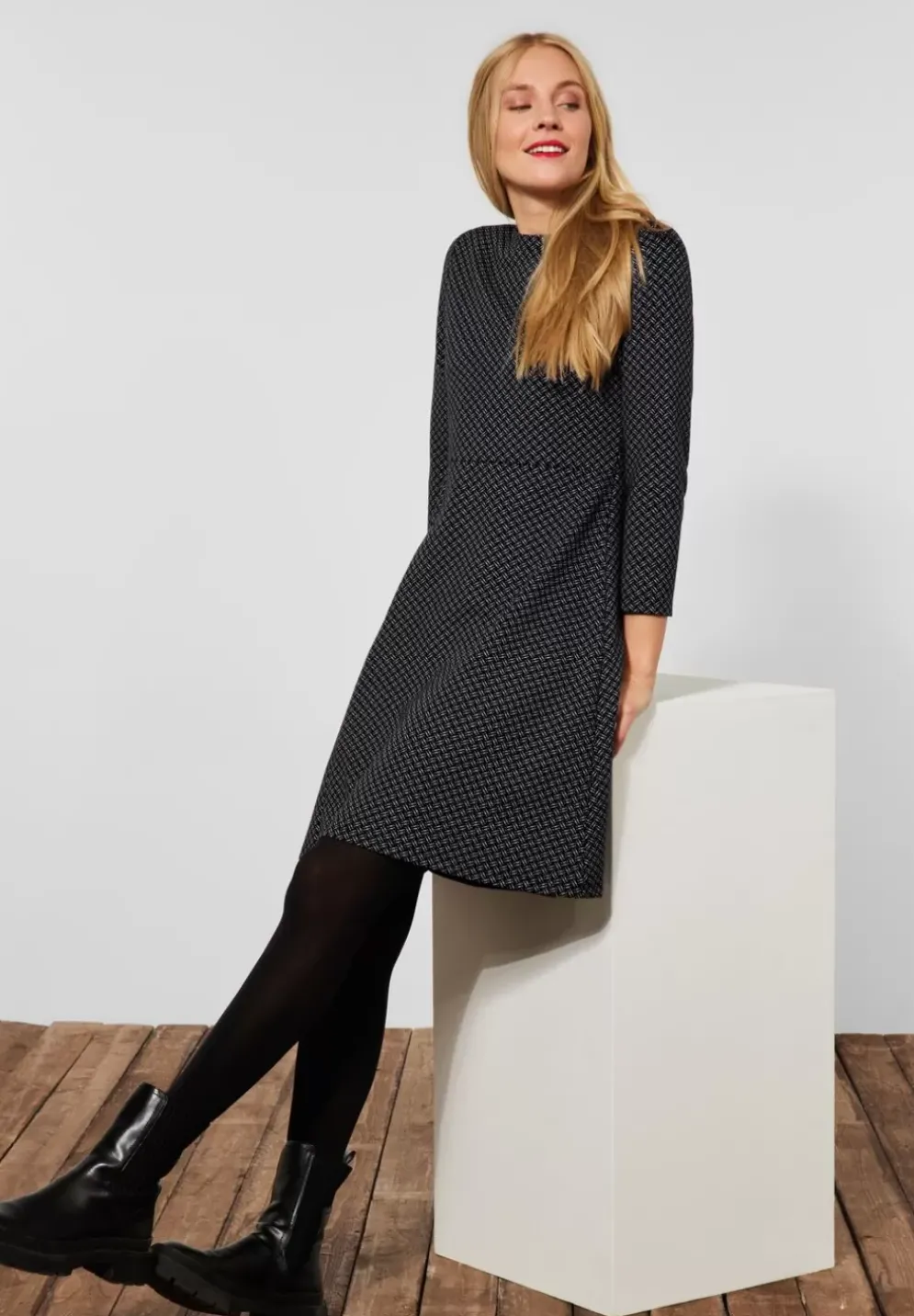 Kleid Mit Minimalmuster