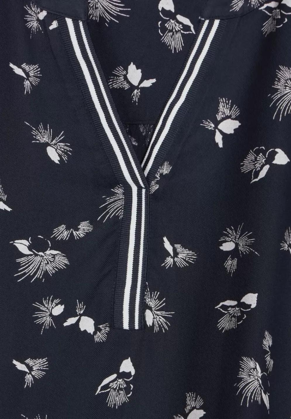Kleid Mit Minimalprint