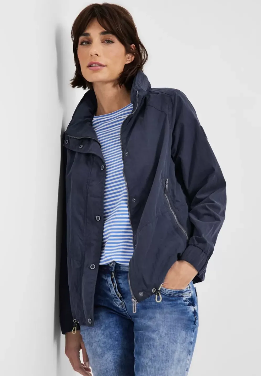 Kurze Jacke Mit Taschen