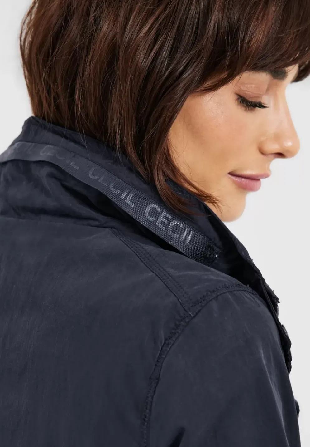 Kurze Jacke Mit Taschen