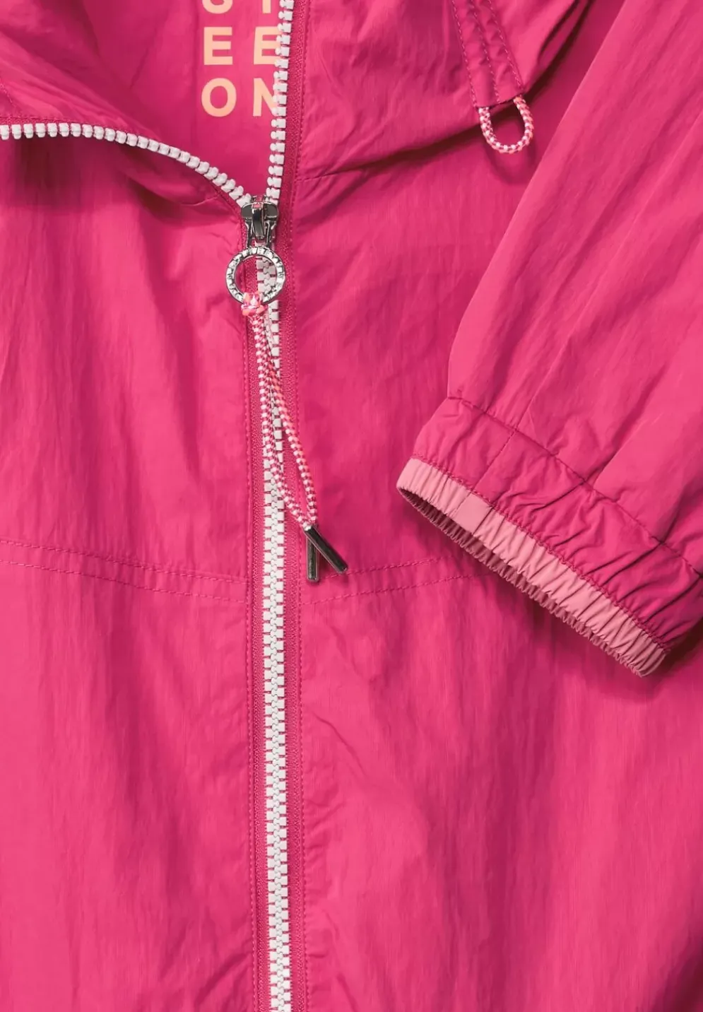 Kurzer Windbreaker