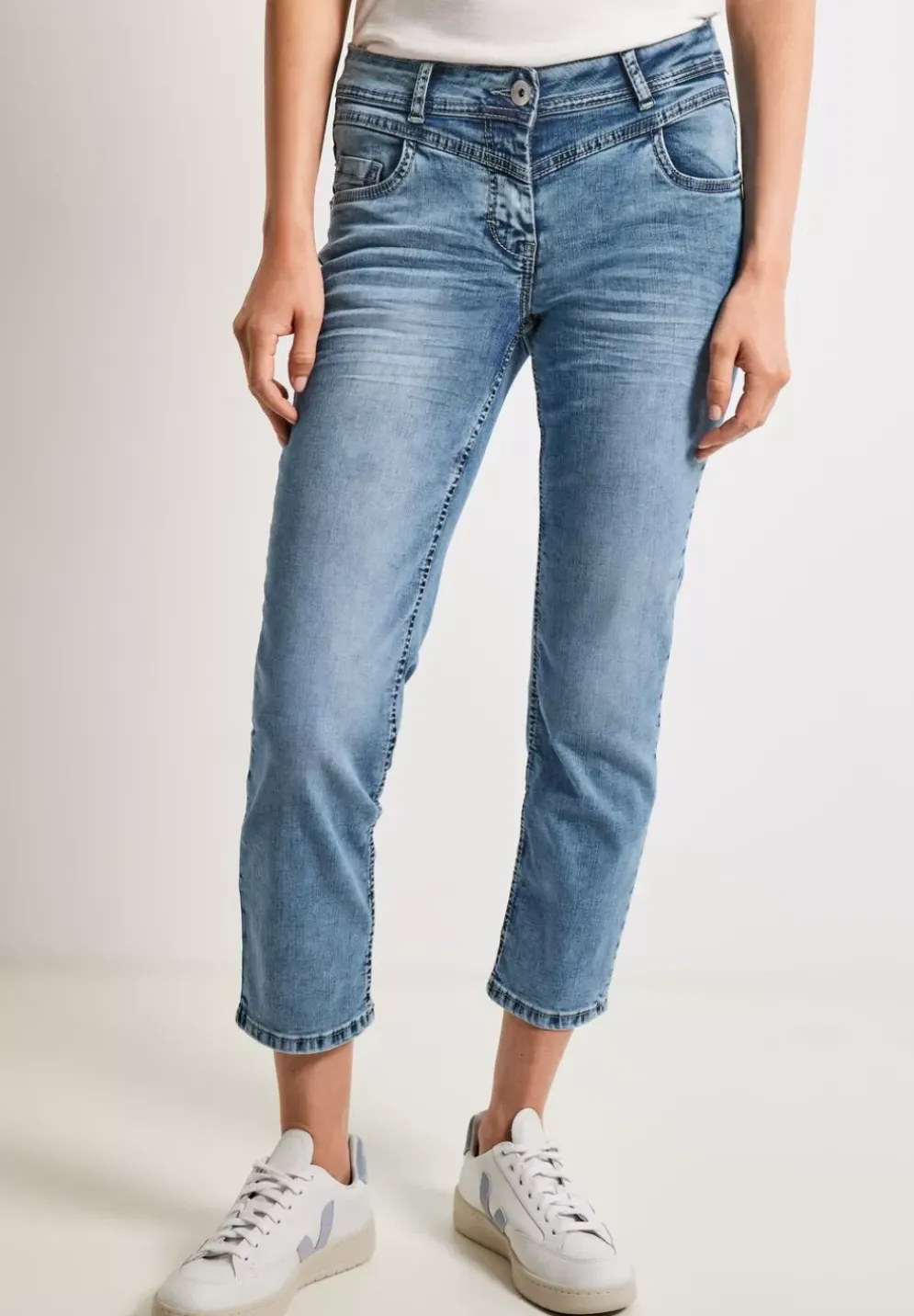 Loose Fit Jeans In 7/8