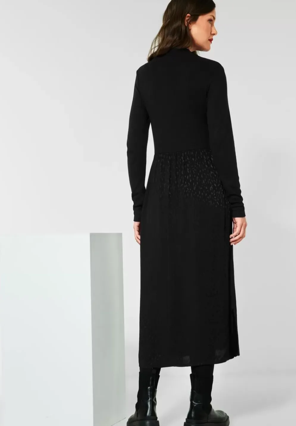 Midikleid Im Materialmix