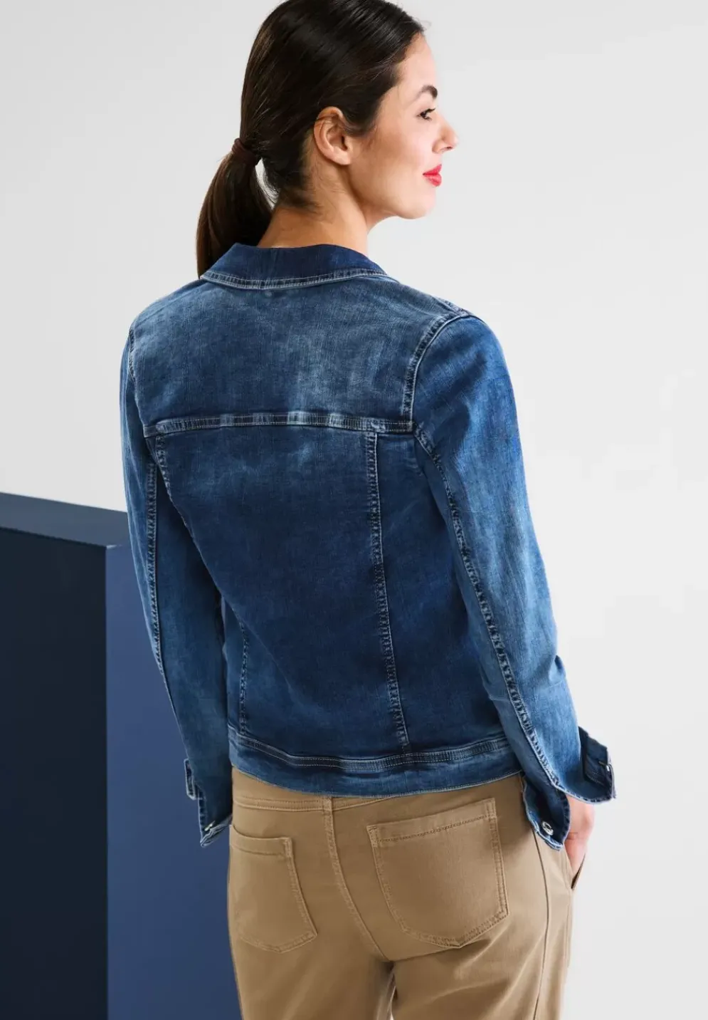 Mittelblaue Jeansjacke