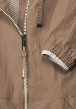 Moderner Windbreaker