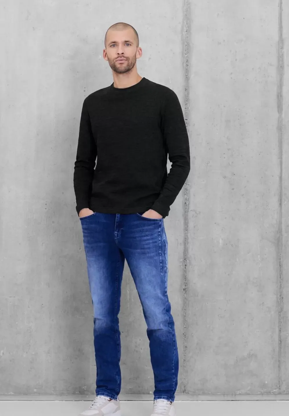 Modernes Langarmshirt
