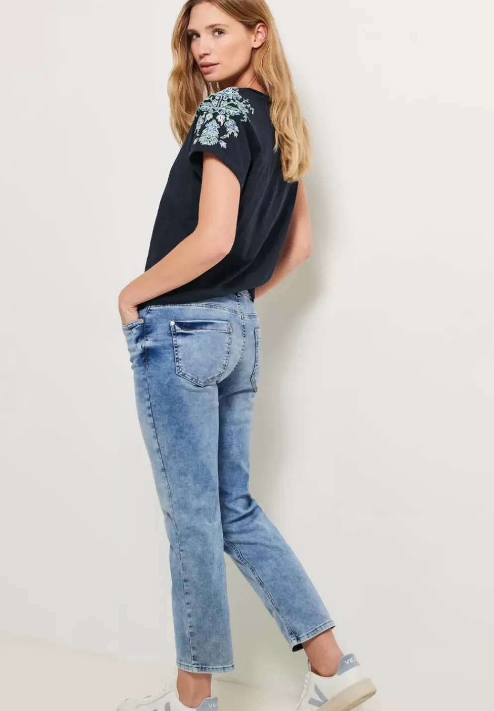 Shirt Mit Schulter Stickerei
