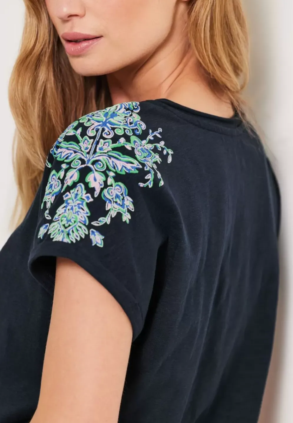 Shirt Mit Schulter Stickerei