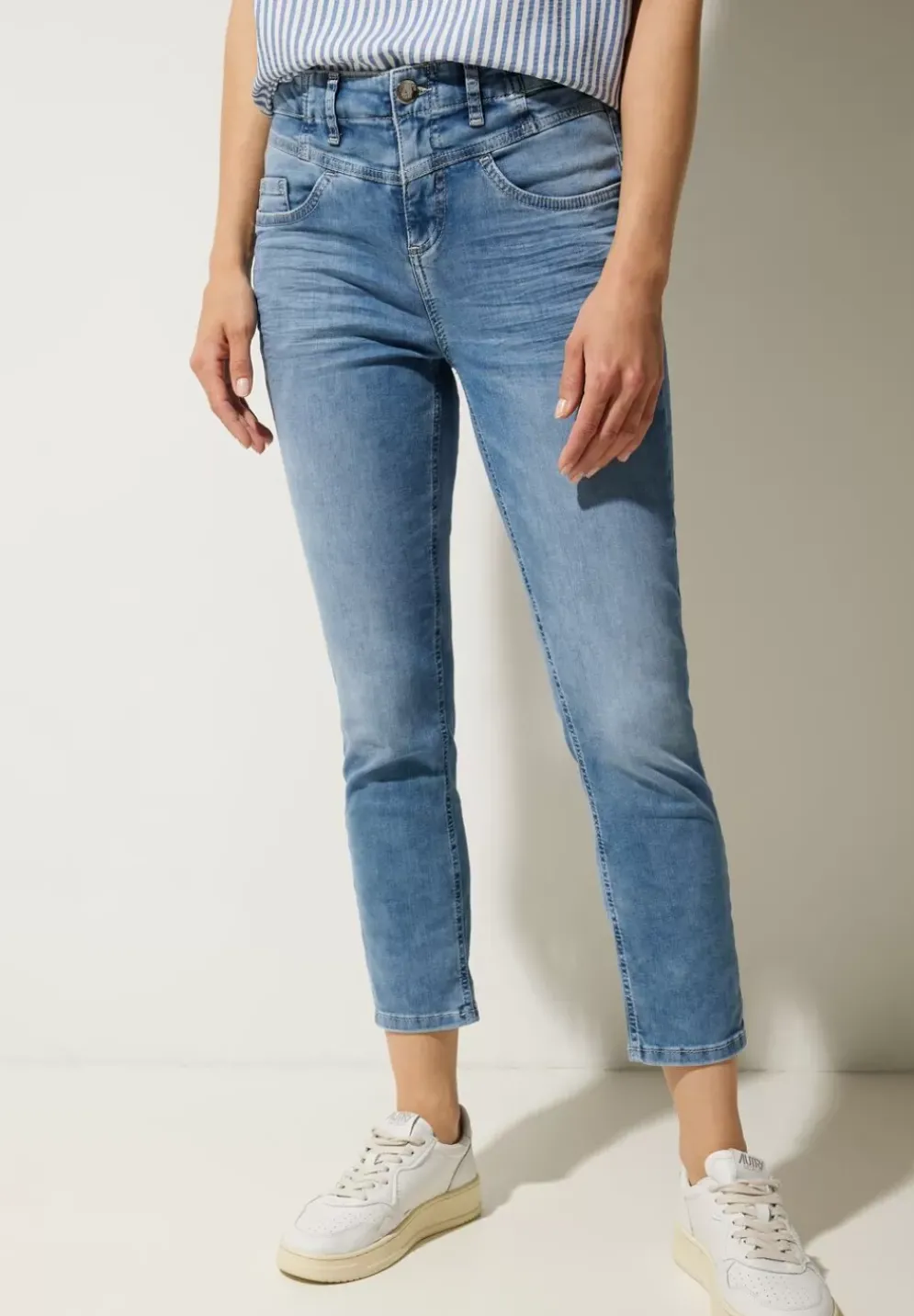 Slim Fit Jeans In 7/8
