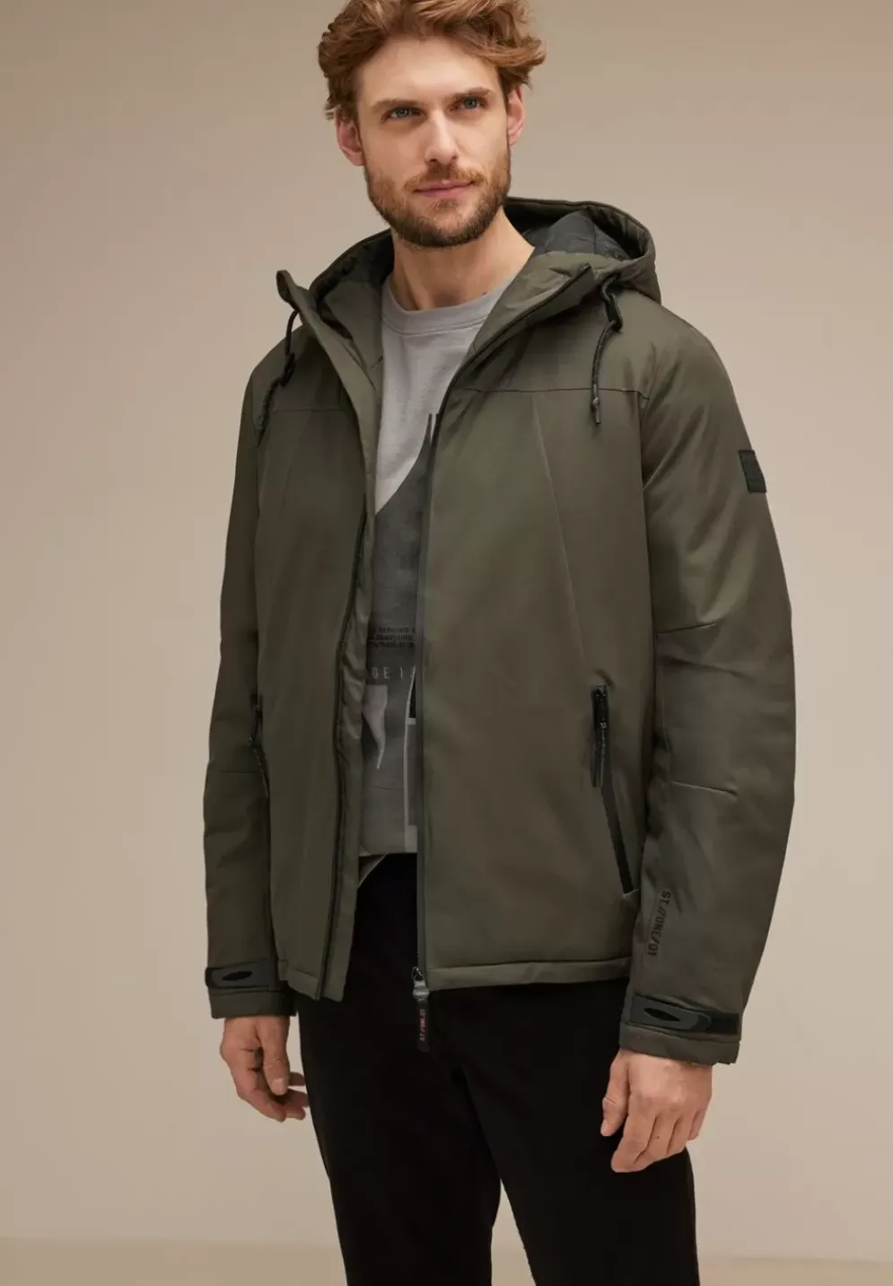 Sportive Jacke Mit Kapuze
