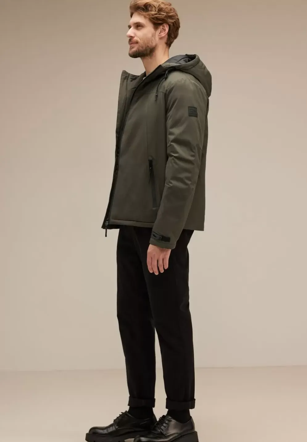 Sportive Jacke Mit Kapuze