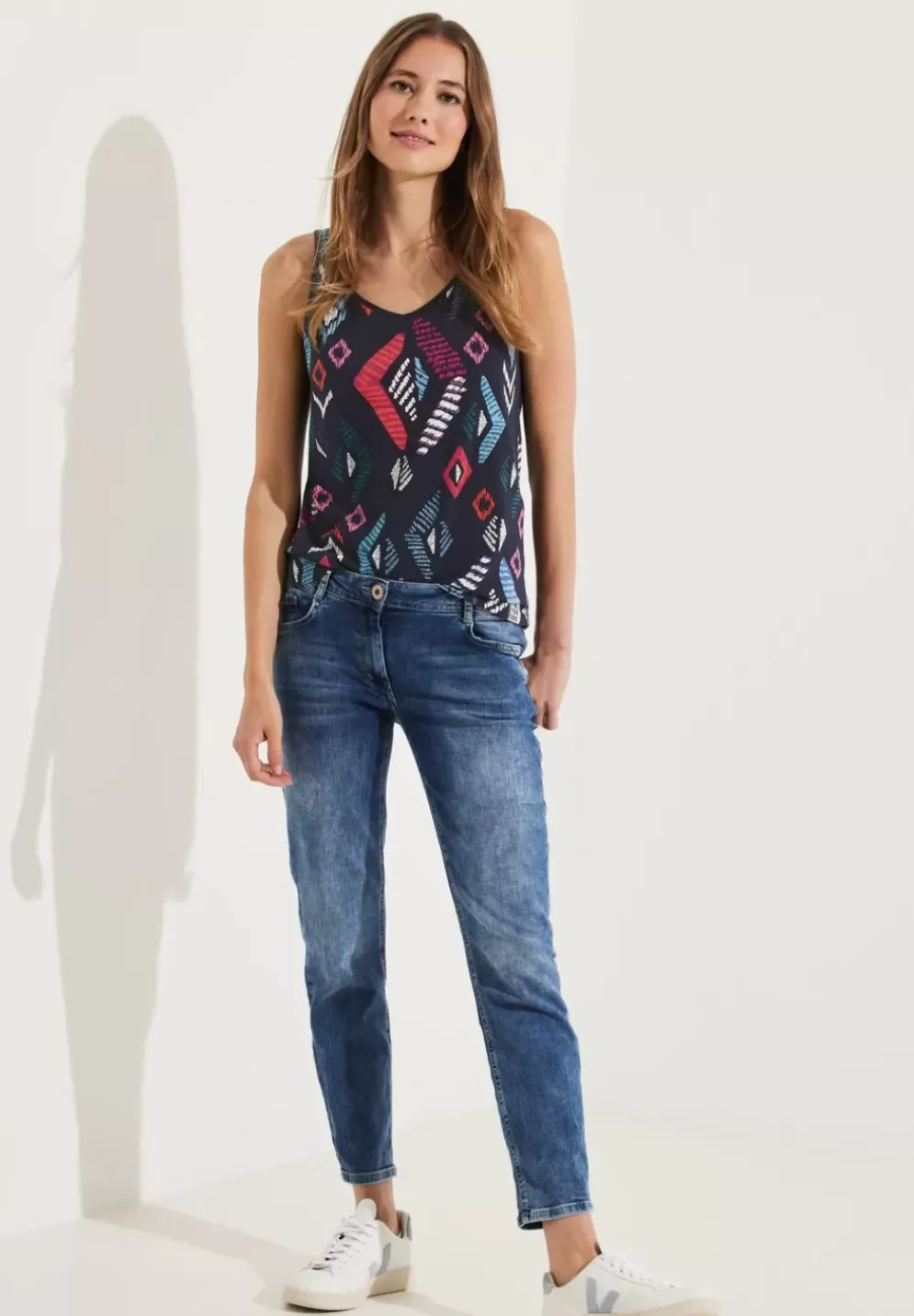 Top Mit Print Und Stickerei