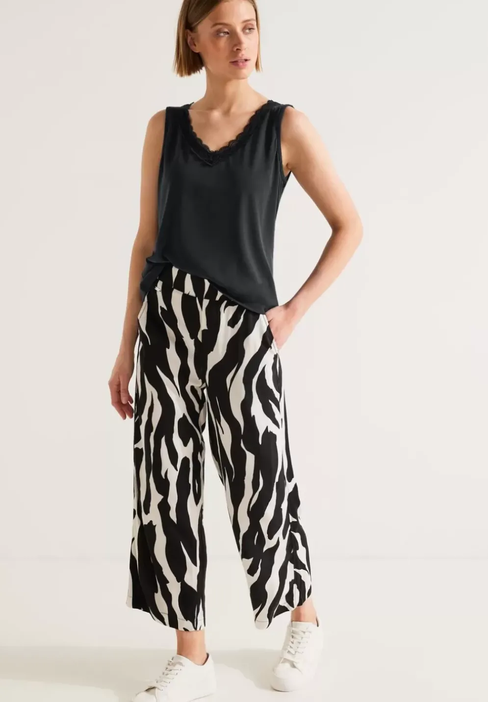 Top Mit Spitzen V-Neck