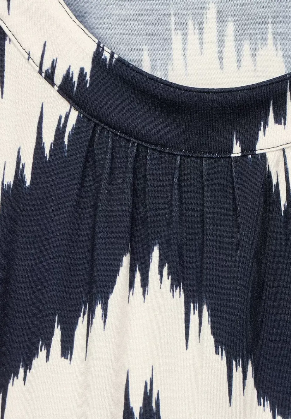 Top Mit Zick Zack Print