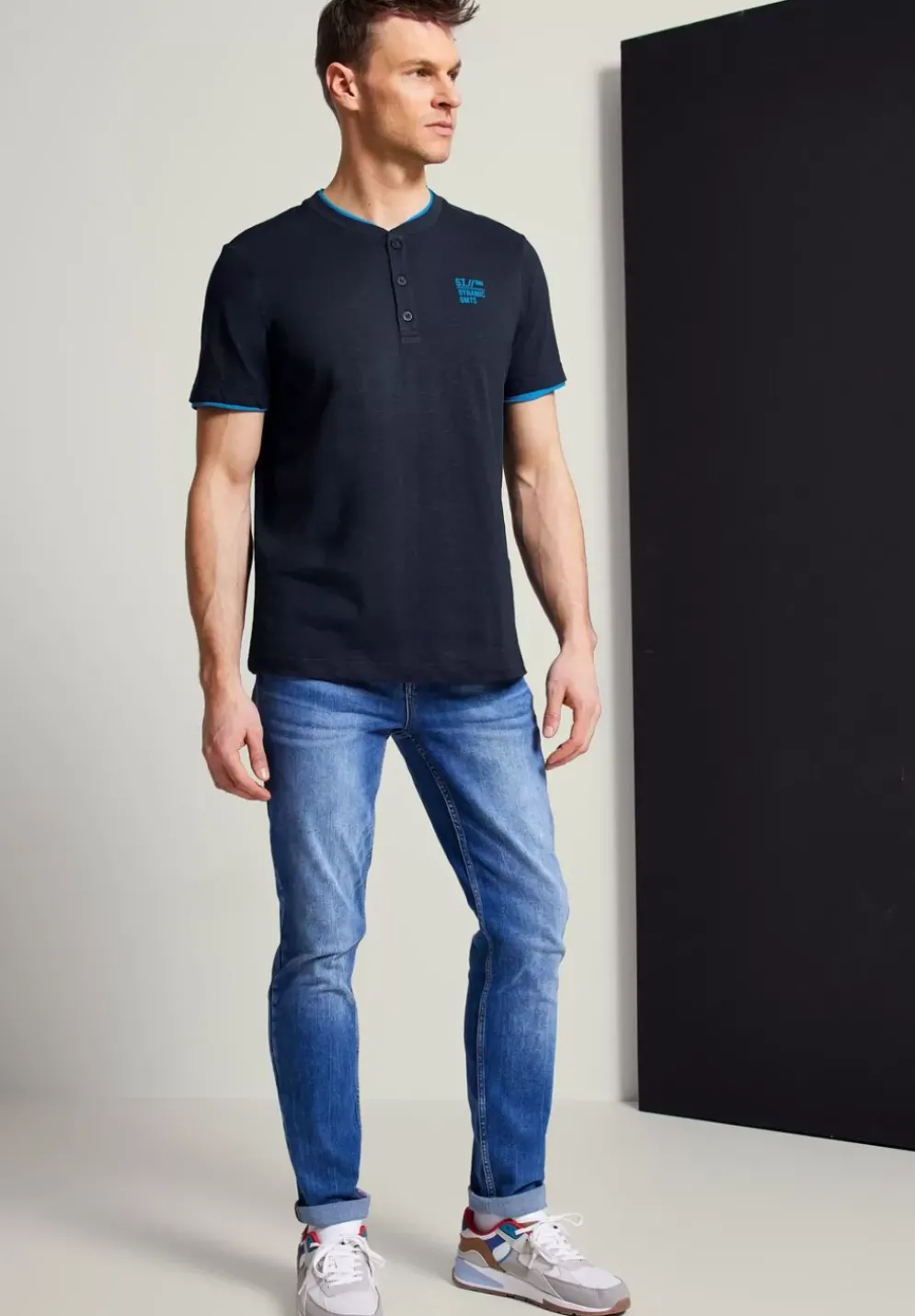 T-Shirt Mit Henleyausschnitt