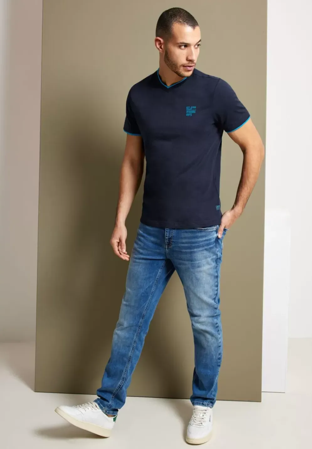 T-Shirt Mit V-Ausschnitt