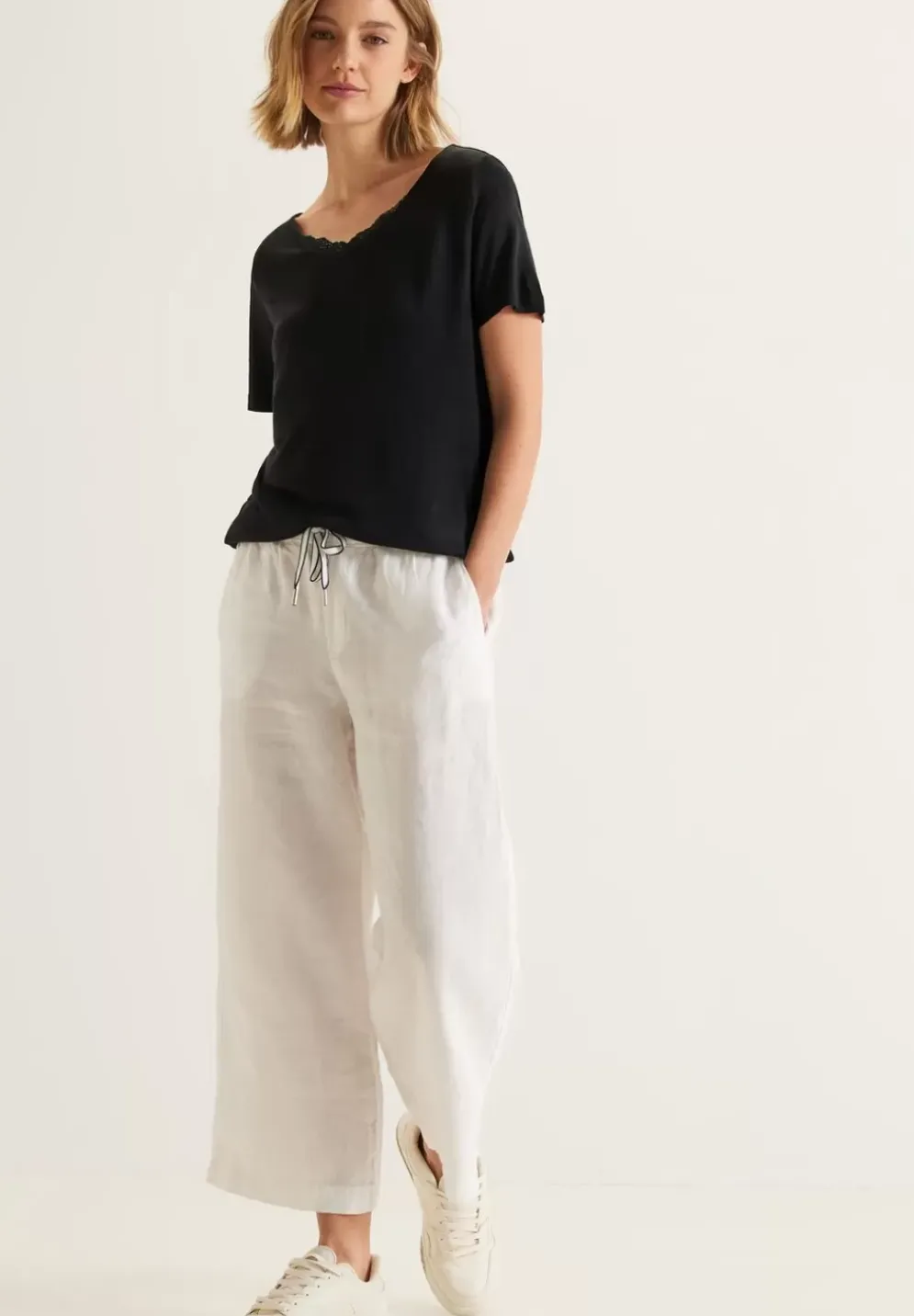 V-Neck Shirt Mit Spitze
